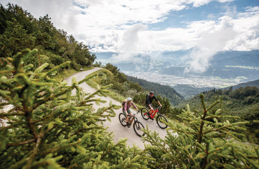 Mountainbiken an der Nordkette - eine sehr beliebte Freizeitaktivität, die vor allem durch die Elektrounterstützung eine Vielzahl an Nutzer gewonnen hat. 